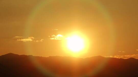 山峰日落延时黄昏夕阳山脉阳光森林夜幕降临