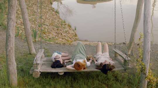 幸福生活三个女生躺在躺椅上视频素材模板下载