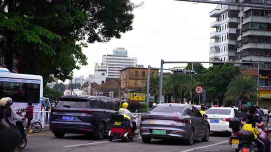 城市街道车水马龙汽车人文车辆行驶