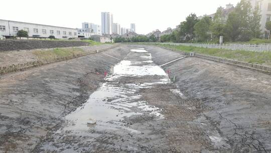 缺水干裂干涸土地裂开河道干枯4K航拍