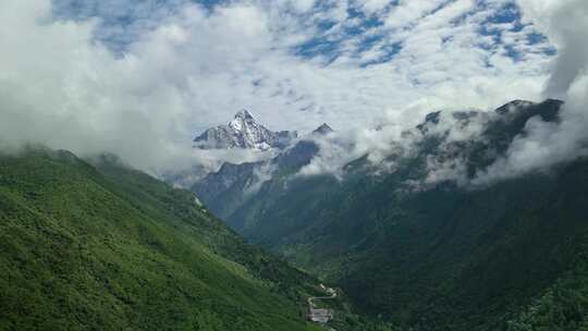 航拍云雾缭绕的四川阿坝四姑娘山幺妹峰