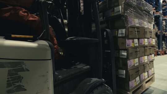 4K拍摄现代冷链仓库叉车运送货物视频素材模板下载