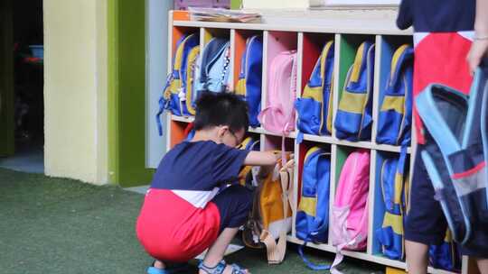 幼儿园孩子在教室门口整理书包