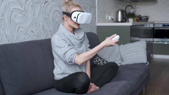 女人玩VR眼镜