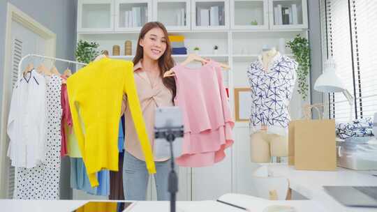 亚洲美女在家在线直播卖布艺产品。