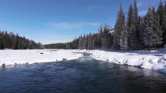 航拍新疆冬季喀纳斯河流晨雾雪山森林雪景