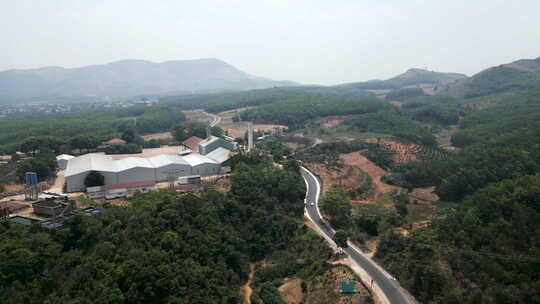 越南蜿蜒的道路，靠近城市郊区山脉之间的工