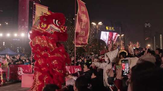 夜间苏州城市街头舞狮狮王争霸表演升格