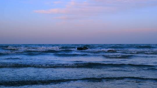 青海湖夕阳晚霞水浪礁石自然风光