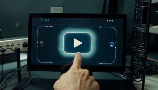 手指点击触摸屏幕播放视频