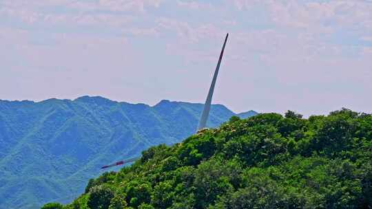 夏季绿色高山蓝天白云与风力发电机组