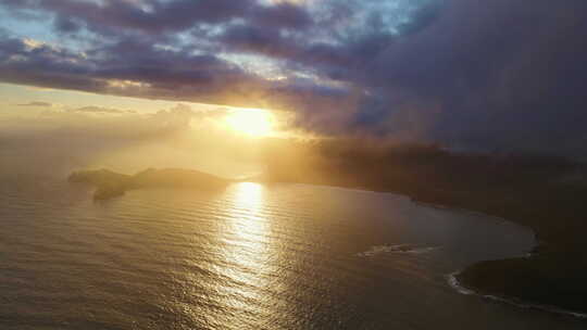 日本海瓦伦丁湾美丽日落的鸟瞰图