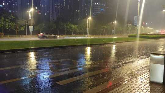 城市暴雨夜景交通实拍