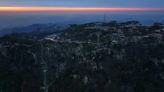 泰山极顶暮色下的山峦风光