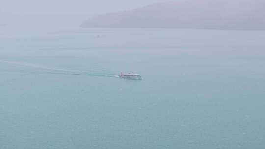 航拍下雪天喀纳斯湖中的游艇