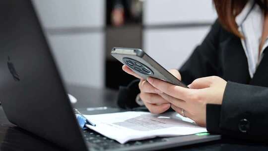 女白领办公室用手机发微信打电话