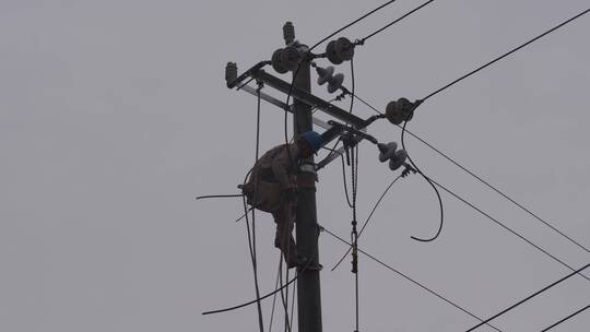 电工电线杆抢修电路修理工雨天安装电线电路