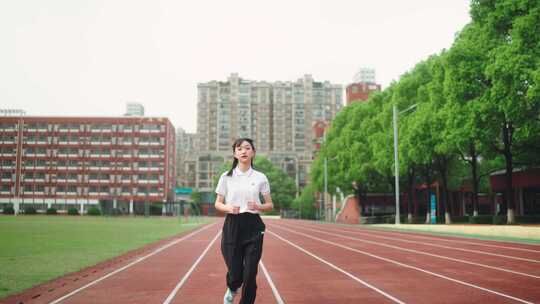 校园中奔跑的青春少女