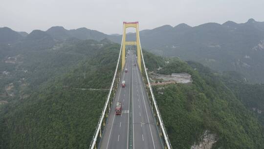 航拍恩施四渡河大桥悬索桥桥面车流