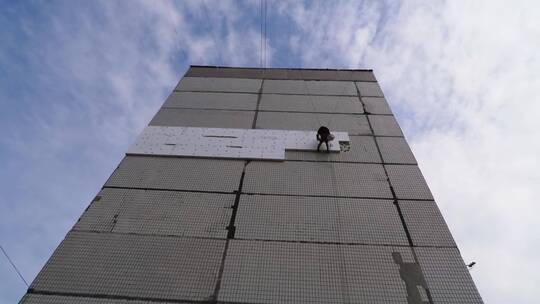 在多层建筑上工作的登山者