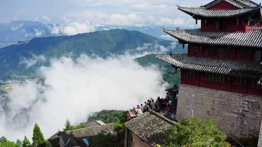 登腾冲云峰山 观云雾缭绕群山大地