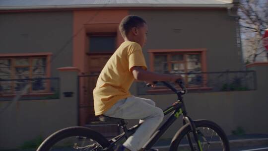 小男孩在街头骑自行车视频素材模板下载
