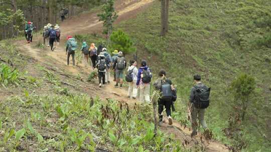 一群人爬上陡峭的山坡