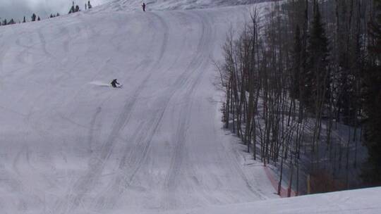 老兵在滑雪场参加冬季滑雪运动