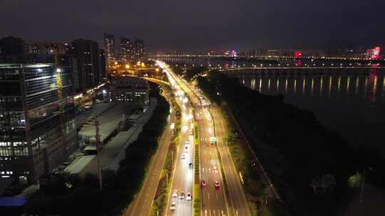 福州夜晚城市道路车辆川流不息的景象