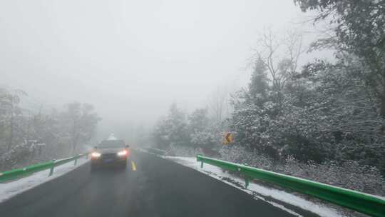 雪天公路行驶的汽车