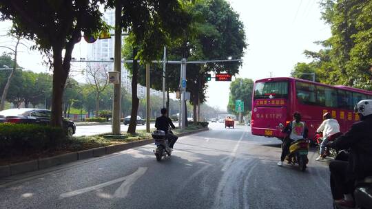 马路上骑电单车 骑行第一人称视角 街景