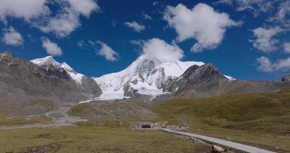 琼穆岗日雪山