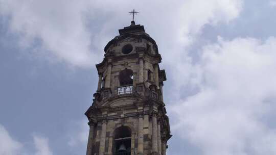 阳光明媚的教堂塔：沐浴在阳光中的钟楼