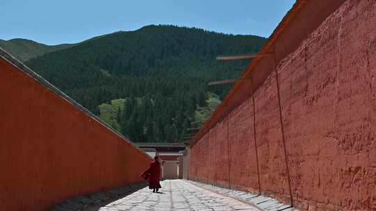 甘肃甘南州拉不楞寺里红袍僧人红墙石板路