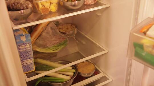 炖肉卤肉调配卤味料汁放入冰箱保存视频素材模板下载