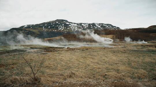 冰岛喷泉喷出的蒸汽