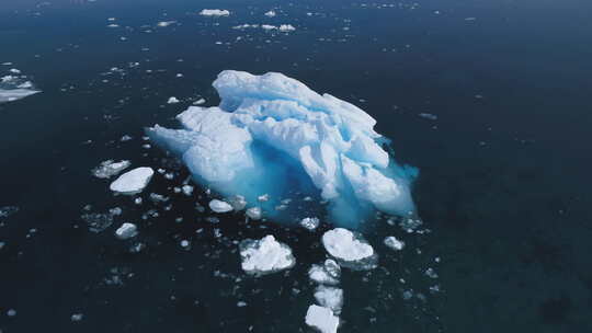 壮丽的南极洲冰山运动鸟瞰图