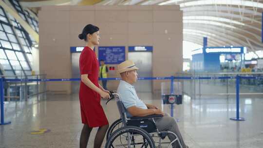 机场空姐推坐轮椅乘客