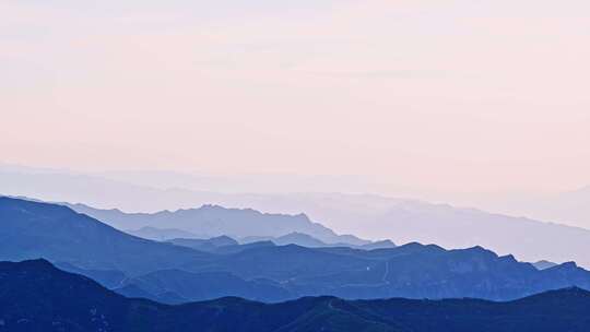 夏季傍晚大山山顶全景水墨画风光