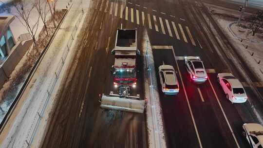 雪天环卫工人冬季夜晚清扫道路积雪