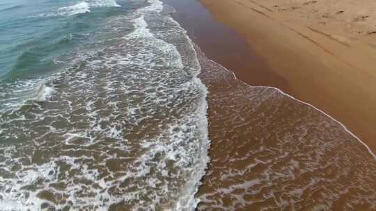 海浪冲到岸边的无人机镜头