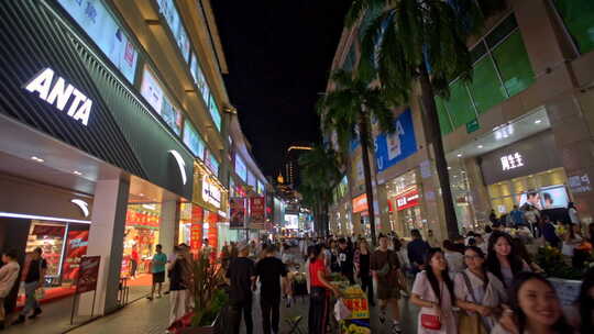 繁华的步行街夜景