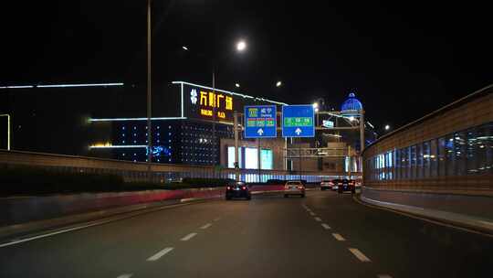 夜间开车行驶在城市道路夜晚城市车窗外风景