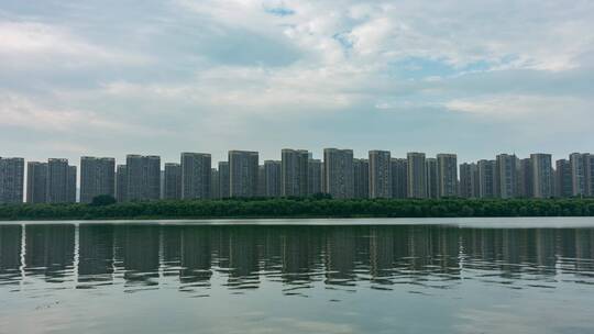 浑河和岸边建筑雨后