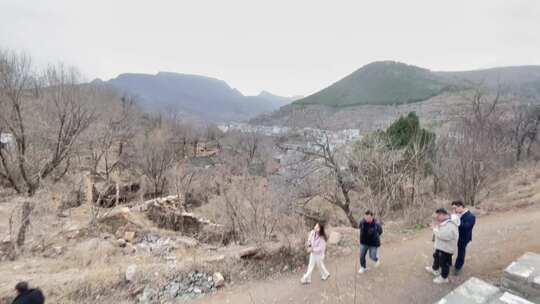 团队考察山路山林大山村落