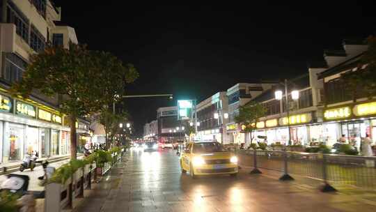 坐车穿越夜晚城市街道