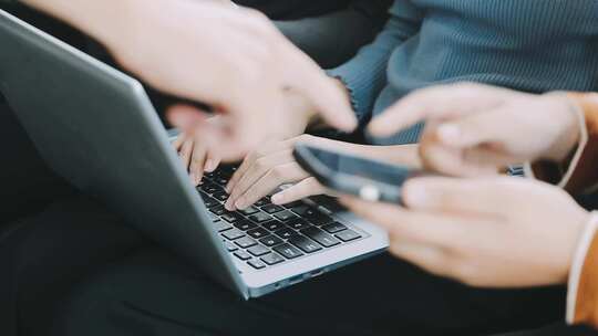 商务精英人士们正在激烈的讨论方案