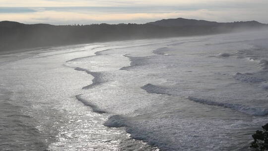 海浪拍打着海岸     