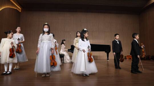 少年儿童拉小提琴音乐会