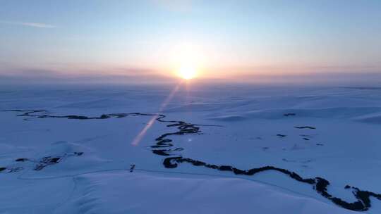 辽阔雪原蜿蜒特泥河唯美夕阳